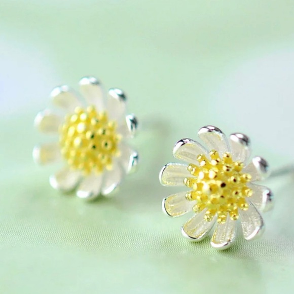 Jewelry - Sterling Silver Daisy stud earrings ✨🌼😍